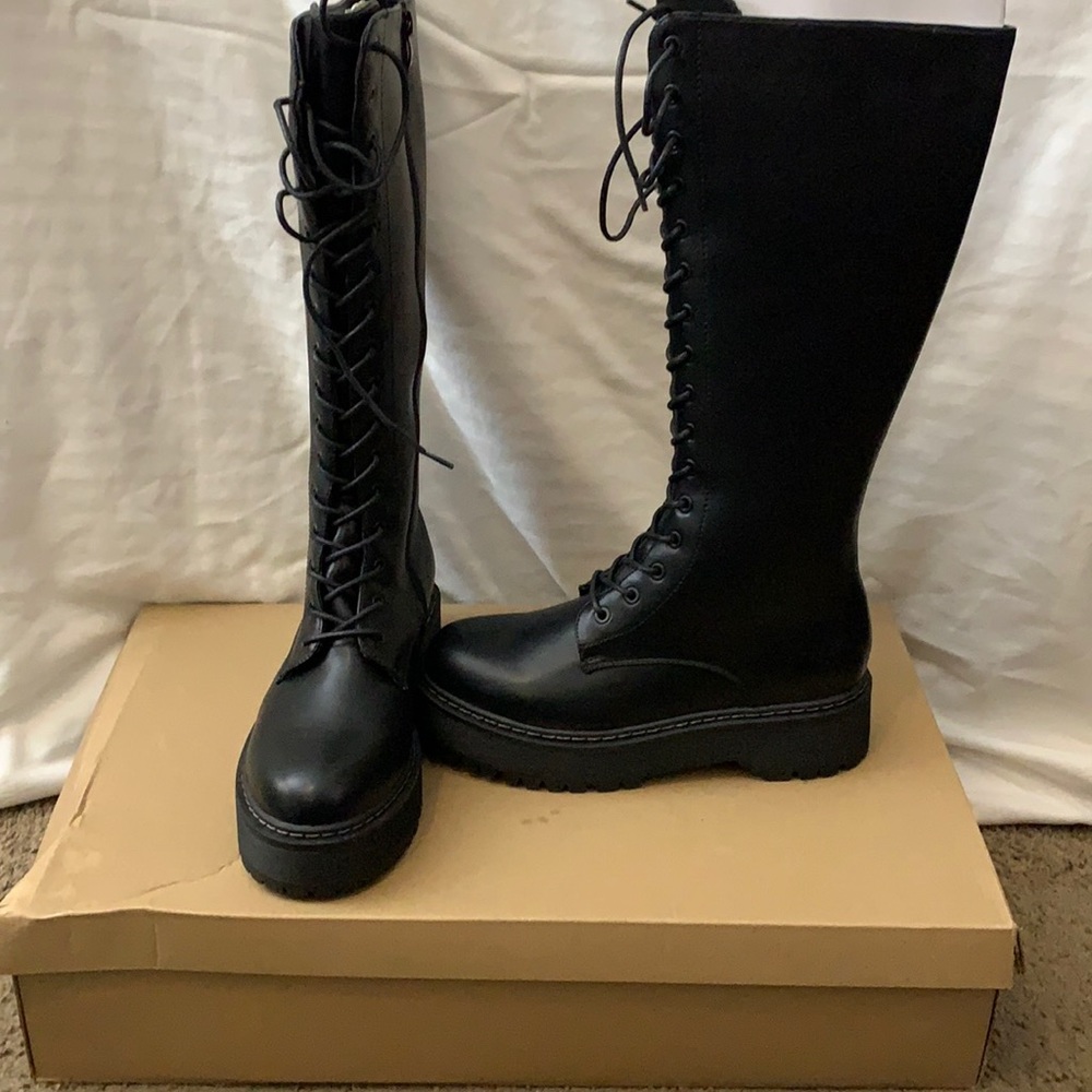 Steve Madden 16 eyelet hole lace up boot